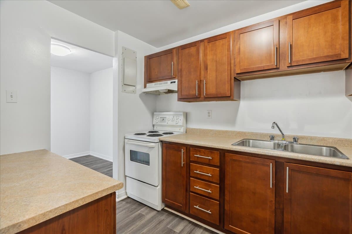 Colonial Court — apartment/condo - Photo 6