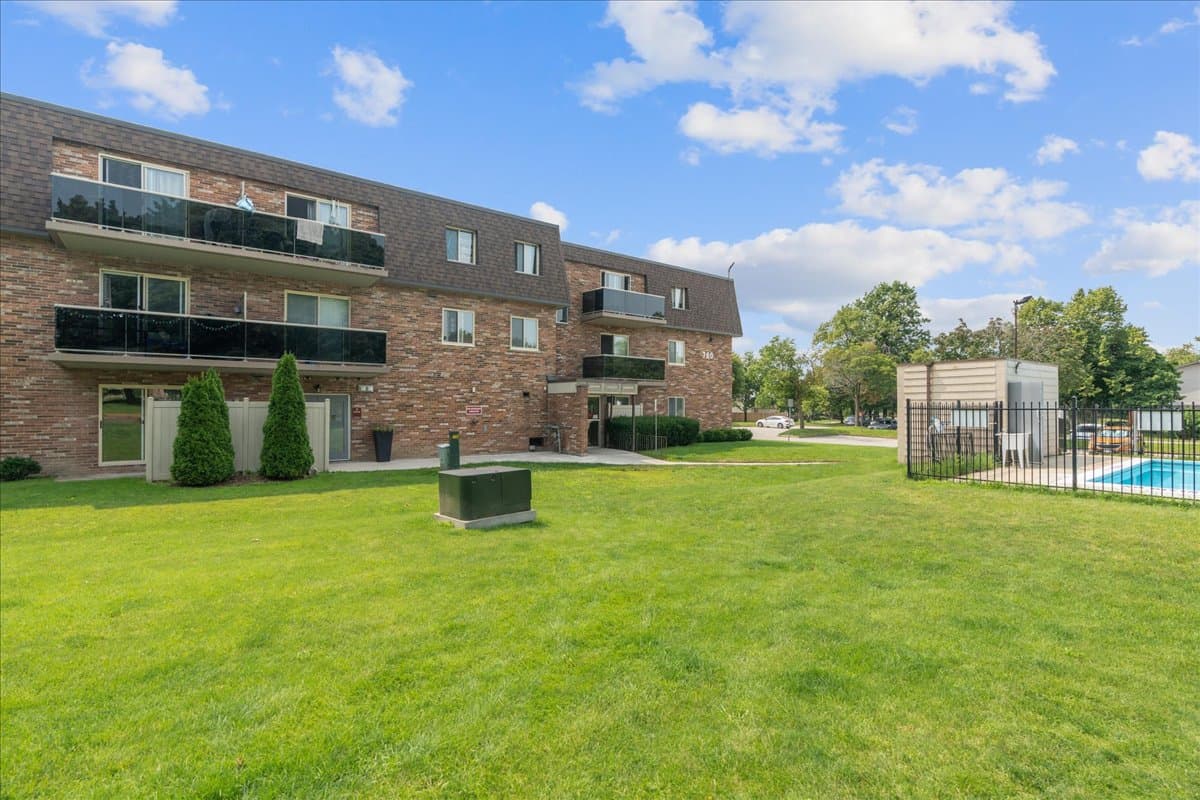Colonial Court — apartment/condo - Photo 4