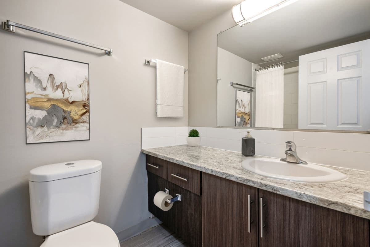 Vista Tower — apartment/condo - Photo 9