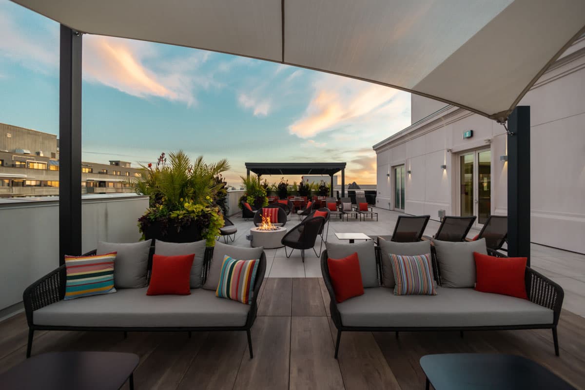 Majestic Côte Saint-Luc — apartment/condo - Photo 4