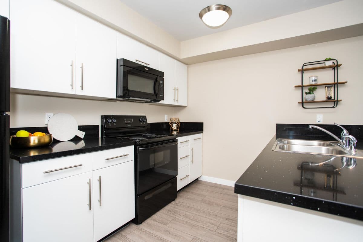 Sterling Manor — apartment/condo - Photo 9