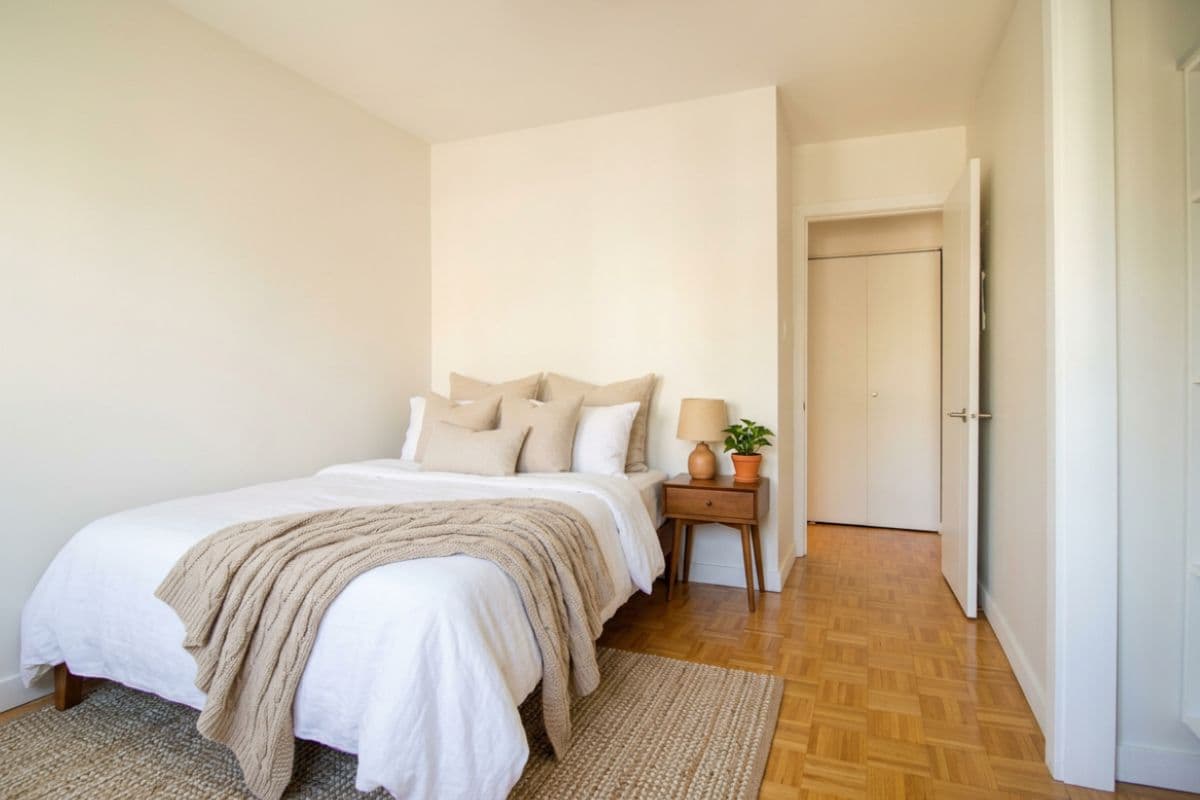 Newport Apartments - Photo 2