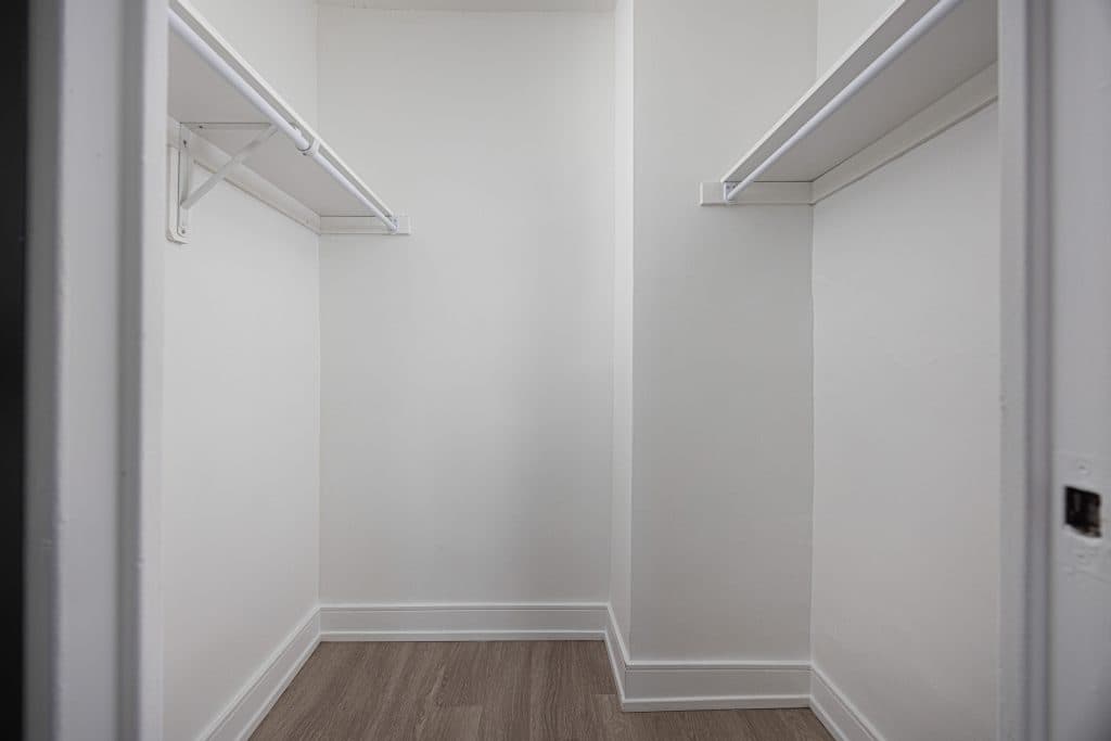 Diplomat Apartments - Photo 7