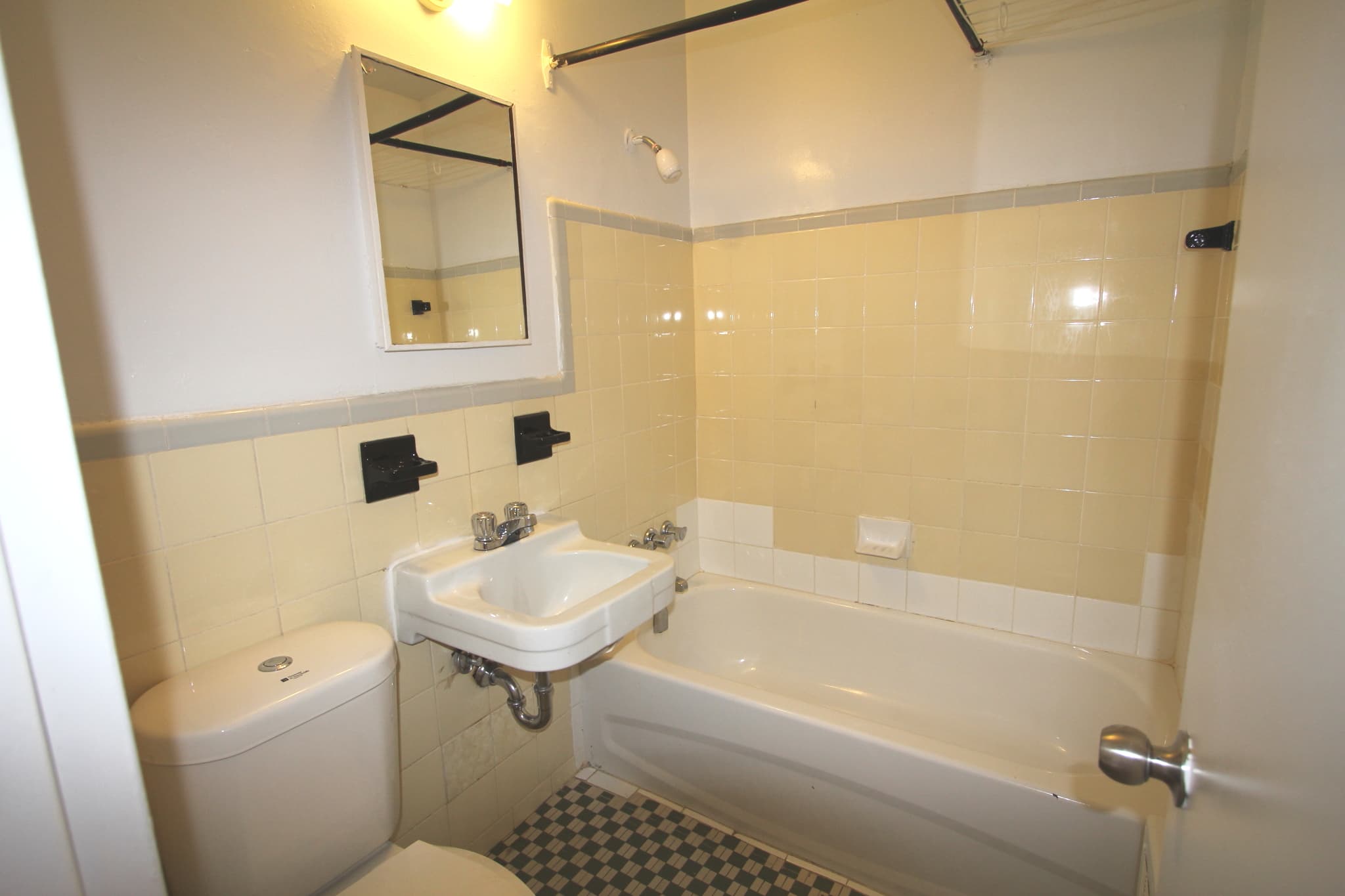Lu Ray Apartments — 3 Bedroom - Photo 15