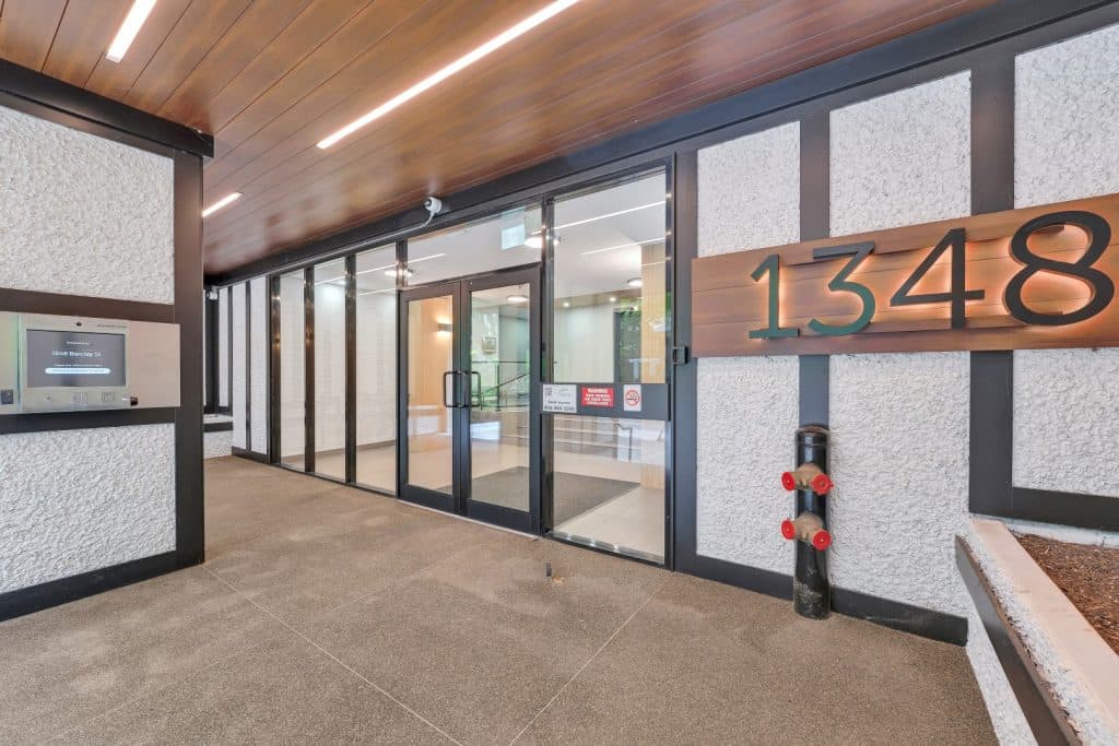 Barclay Towers — Bachelor - Photo 3