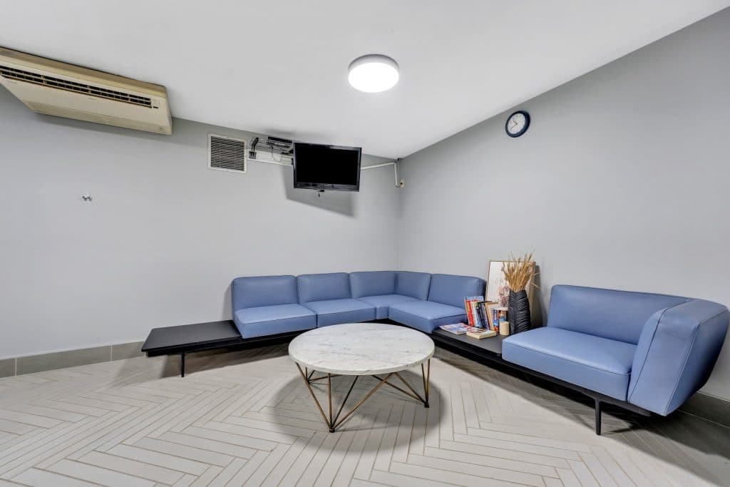 Barclay Towers — Bachelor - Photo 12