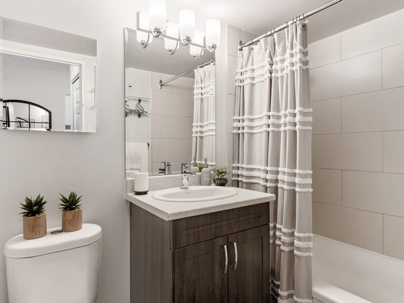 St. Laurent Boulevard — 2 Bedrooms - Photo 2