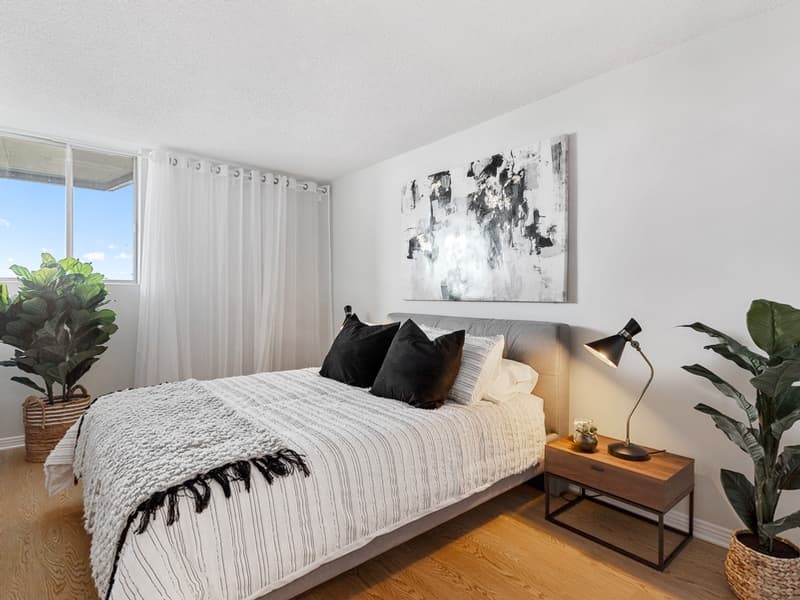 St. Laurent Boulevard — 2 Bedrooms - Photo 5