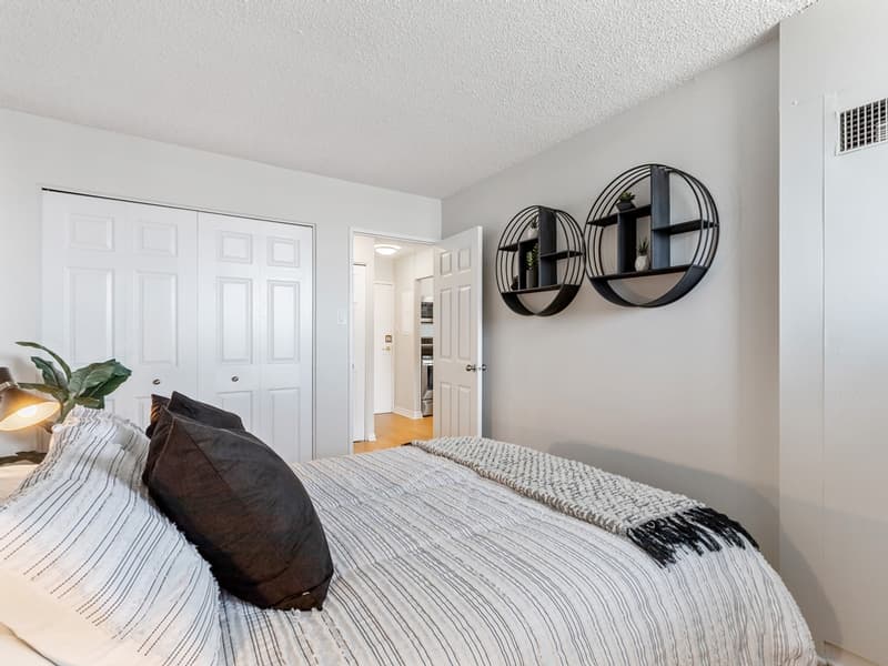 St. Laurent Boulevard — 2 Bedrooms - Photo 6