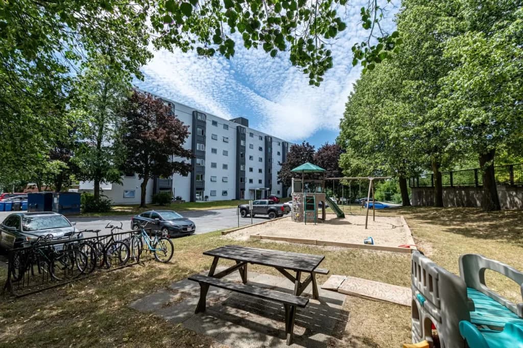Village Green I & II Apartments — 1 Bedroom - Photo 20