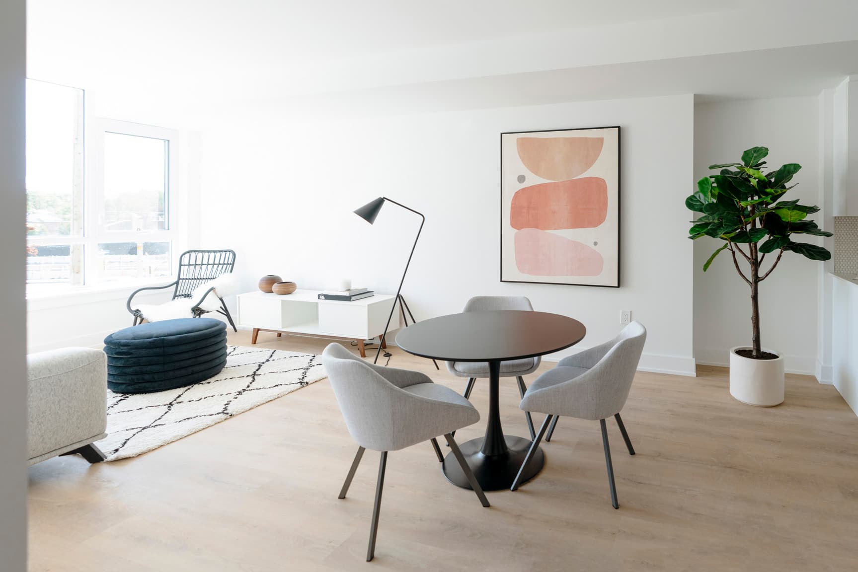929 Richmond — 2 Bedrooms* - Photo 4
