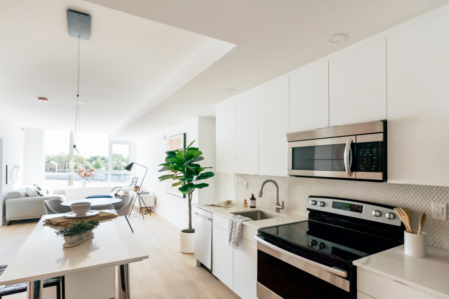 929 Richmond — 2 Bedrooms* - Photo 9