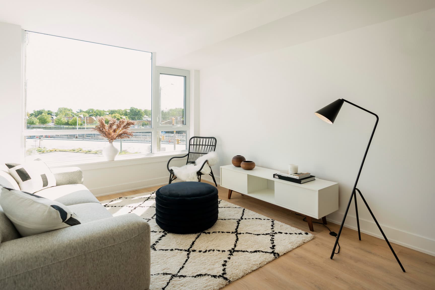 929 Richmond — 2 Bedrooms* - Photo 7