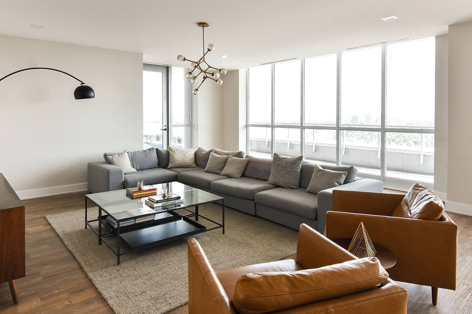 929 Richmond — 2 Bedrooms* - Photo 3
