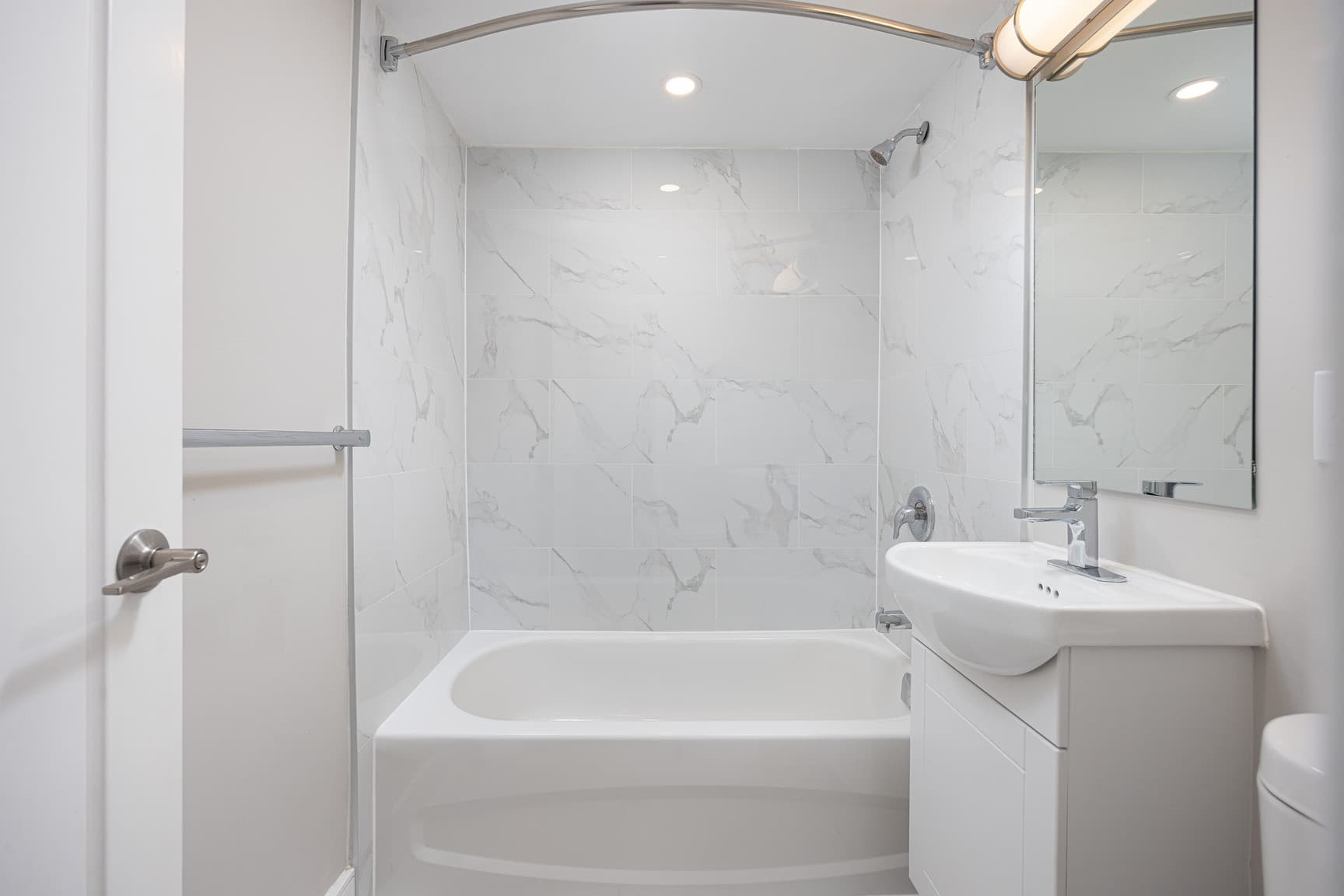 Sunset Tower — Bachelor - Luxe Renovation - Photo 18