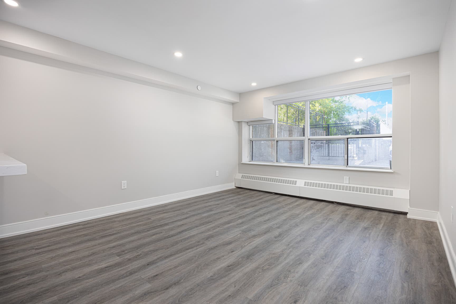 Sunset Tower — Bachelor - Luxe Renovation - Photo 20