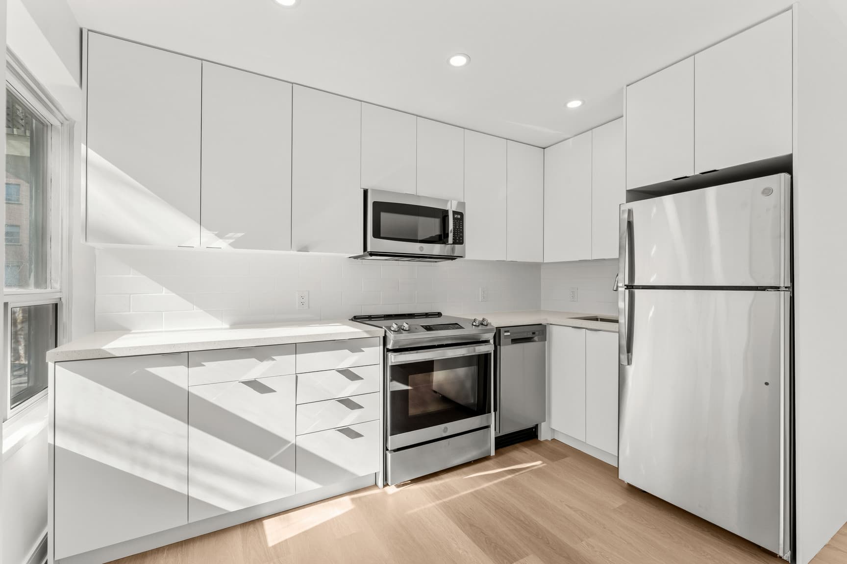 Sunset Tower — Bachelor - Luxe Renovation - Photo 17