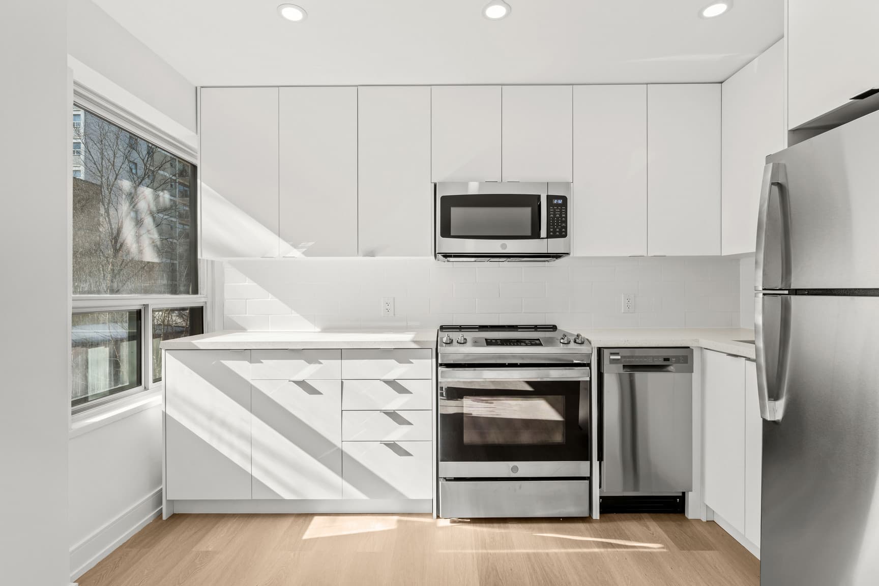 Sunset Tower — Bachelor - Luxe Renovation - Photo 4