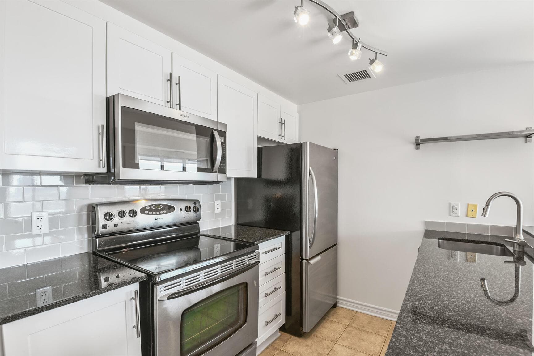 200 Rideau Street — 2 Bedroom - Photo 7