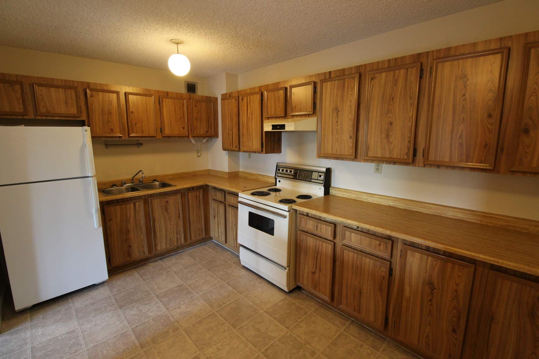 Crescent Heights View — 2 bedroom - Photo 9