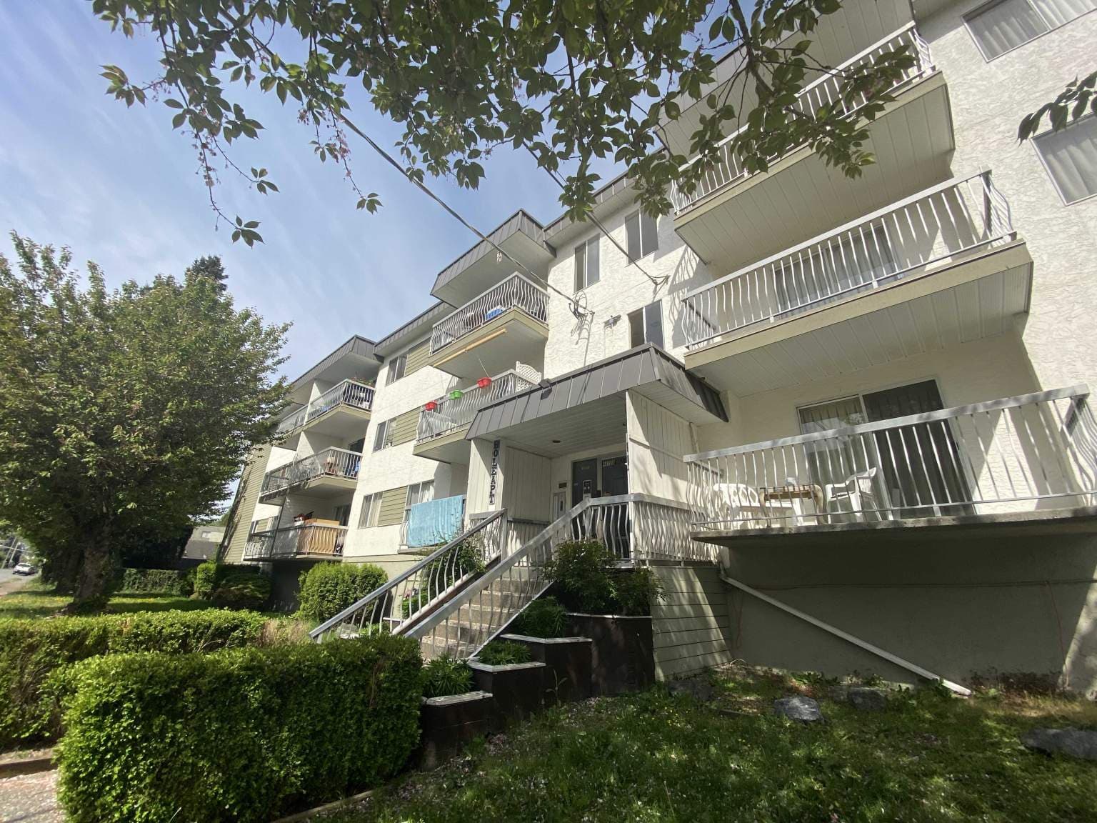 Cheam View Apartments 2 — Bachelor