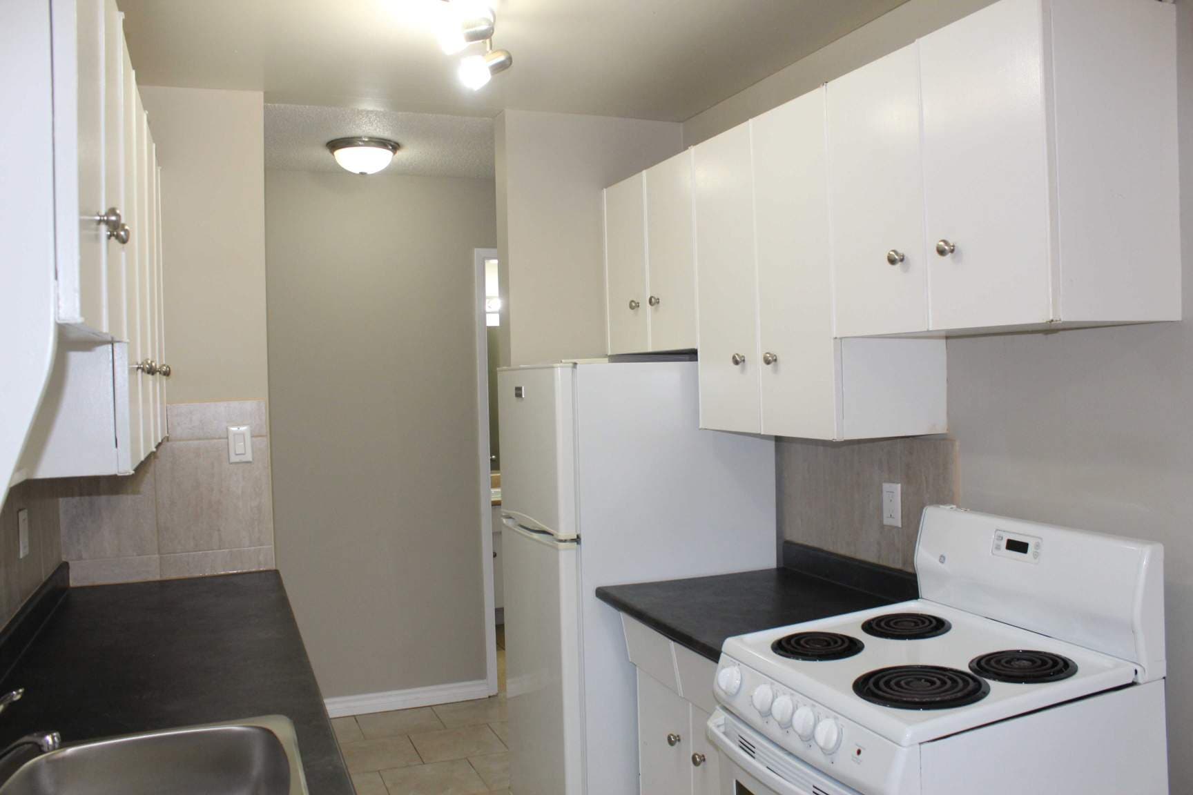 Confederation Place — 1 bedroom - Photo 2