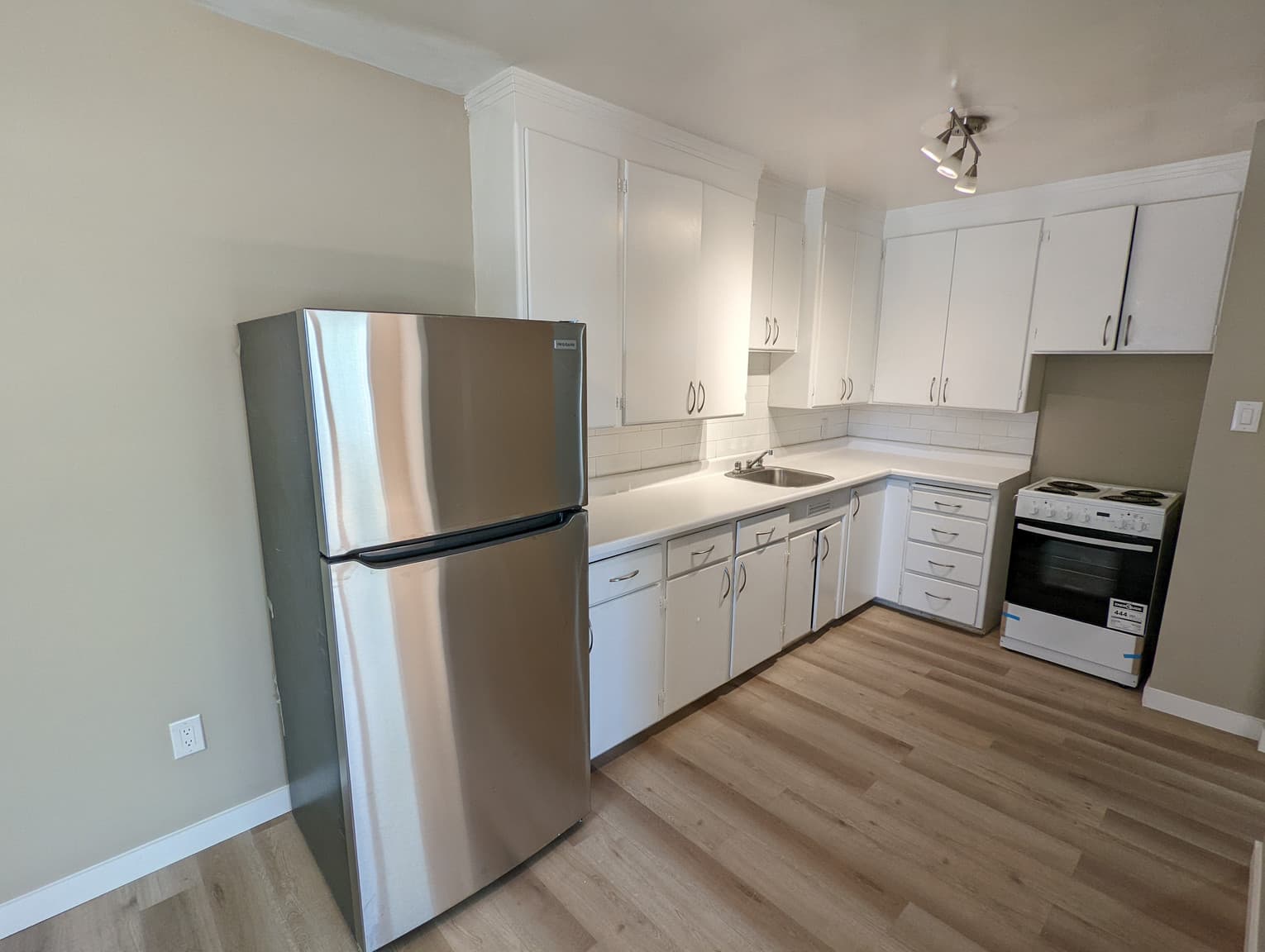 Broadview Legislature Apartments — 1 Bedroom - Photo 3