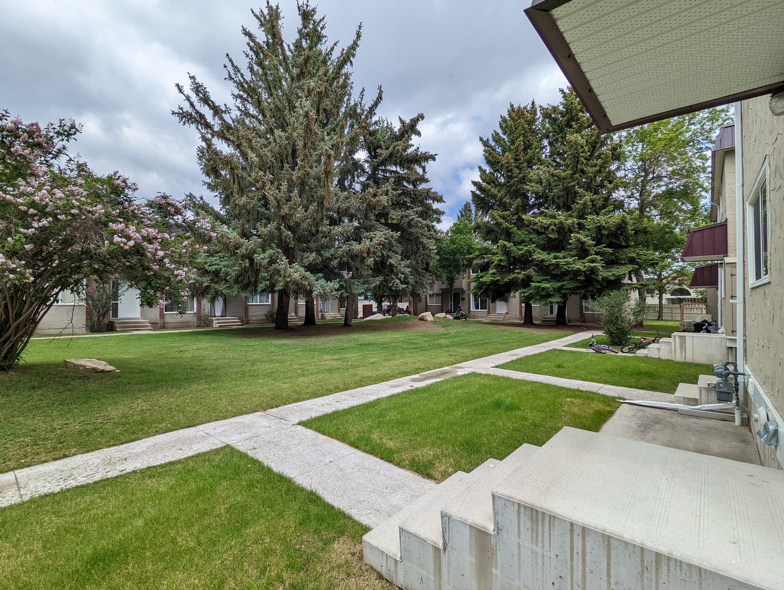 University Townhomes — 3 Bedroom - Photo 4