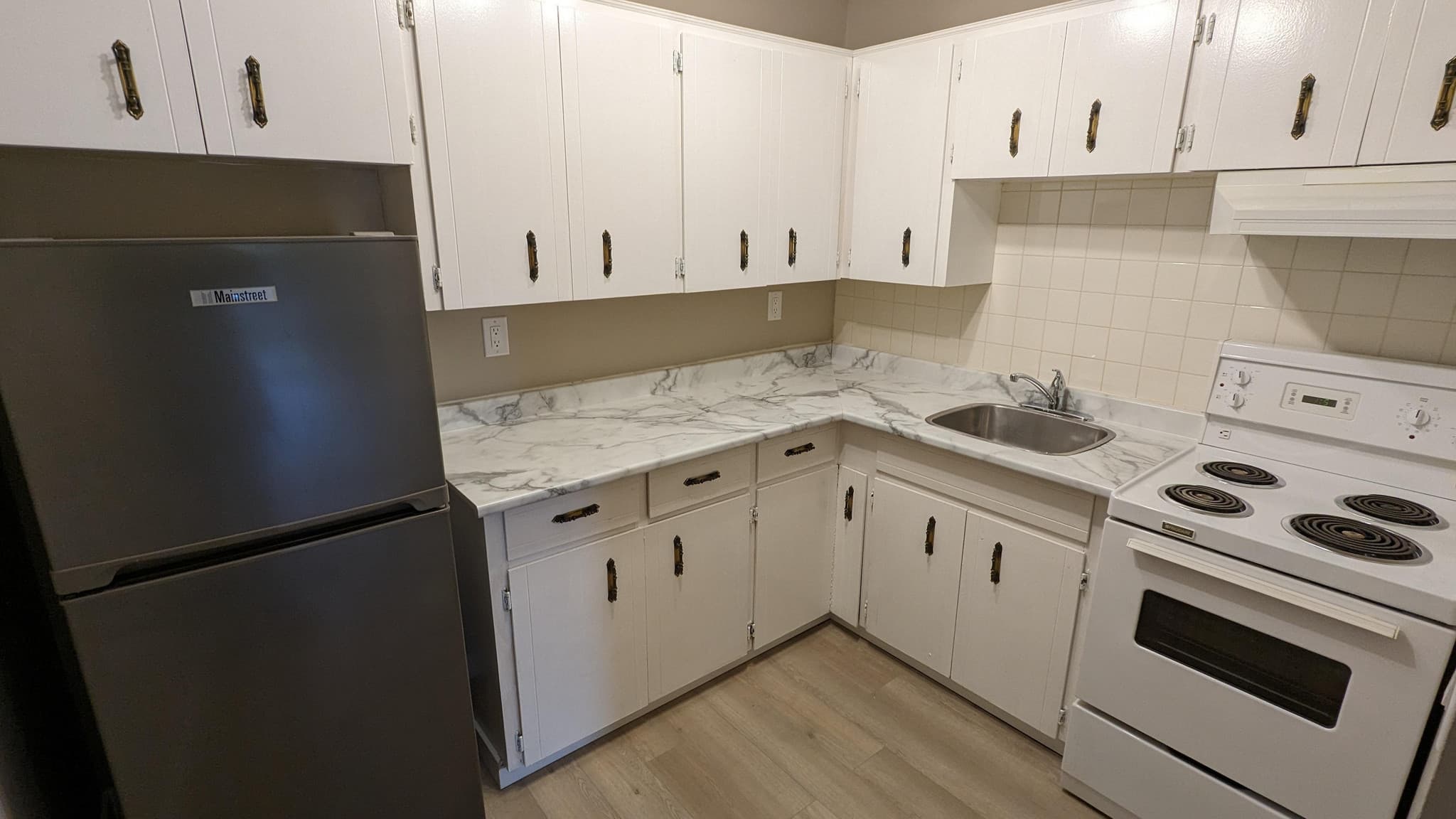 Cheam View Apartments 1 — Bachelor - Photo 11