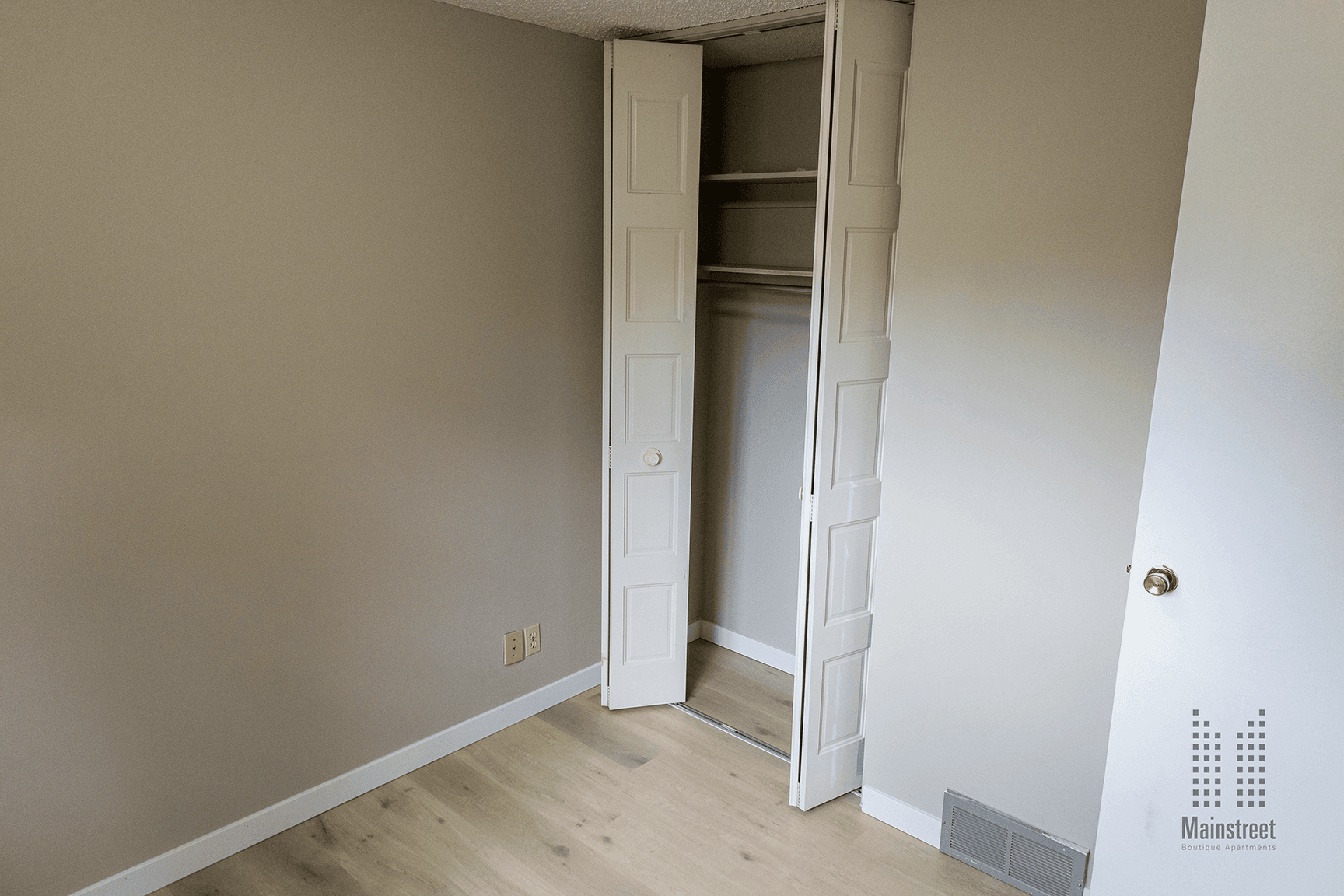 University Townhomes — 3 Bedroom - Photo 12