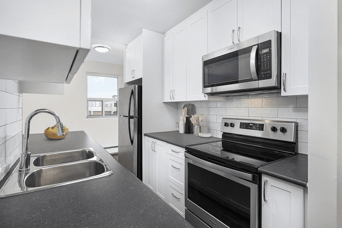 1050 Castlefield Avenue - Photo 2