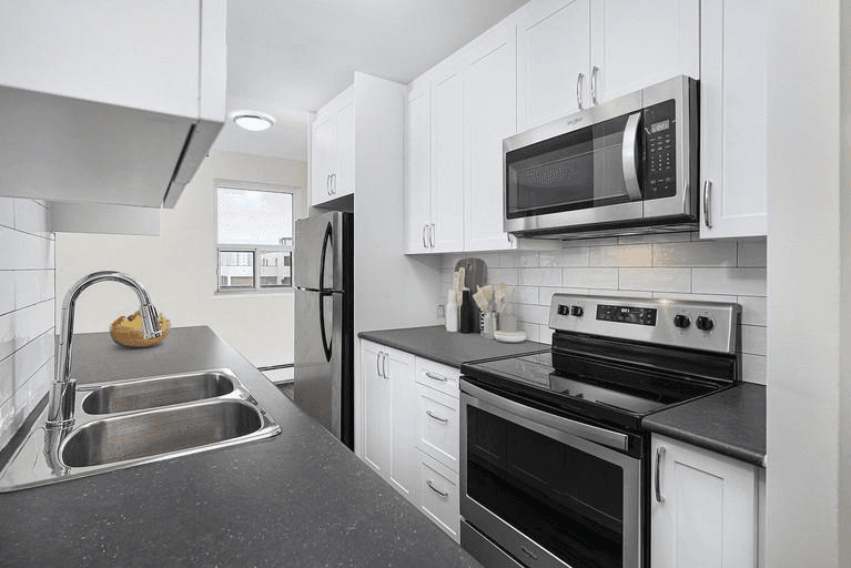 250 Roehampton Avenue - Photo 4