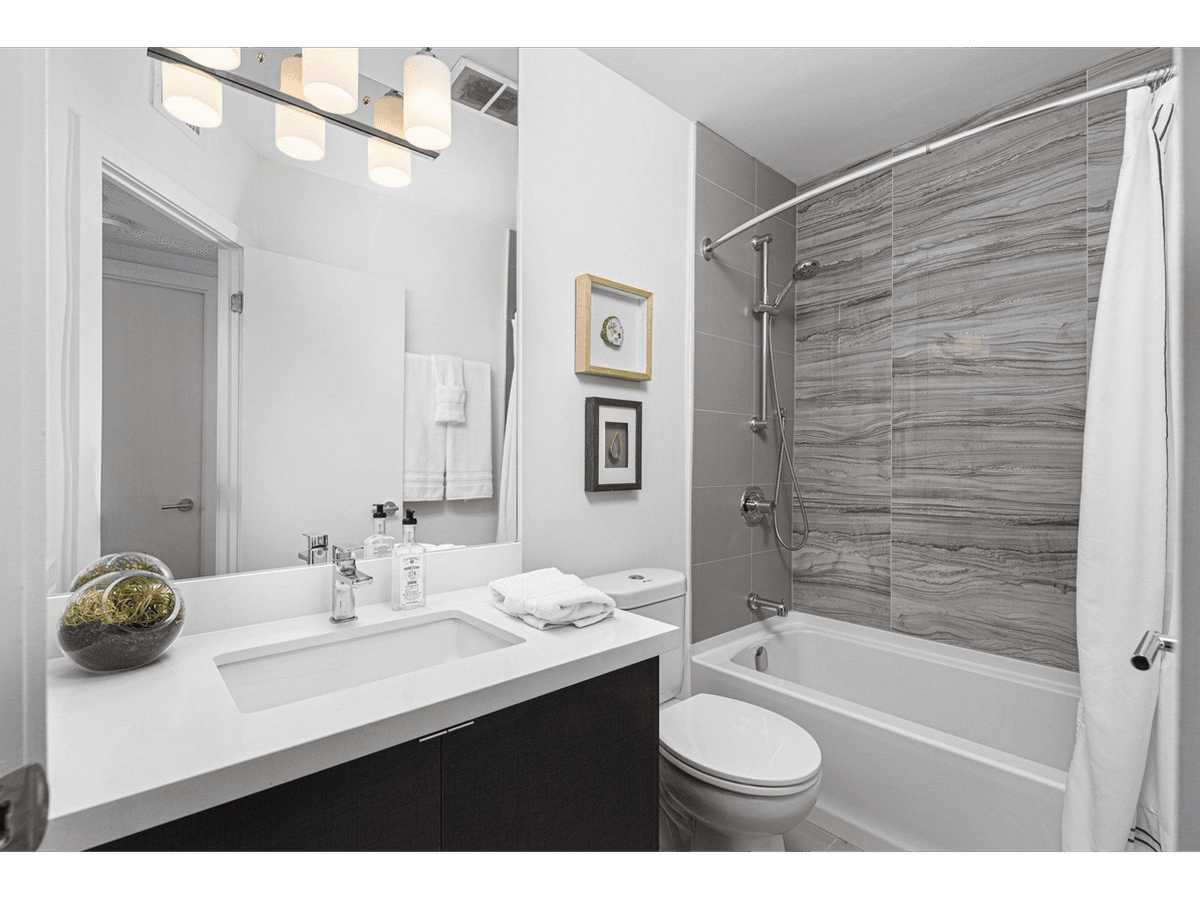 2465 Hurontario Street — 1 Bedroom - Photo 5