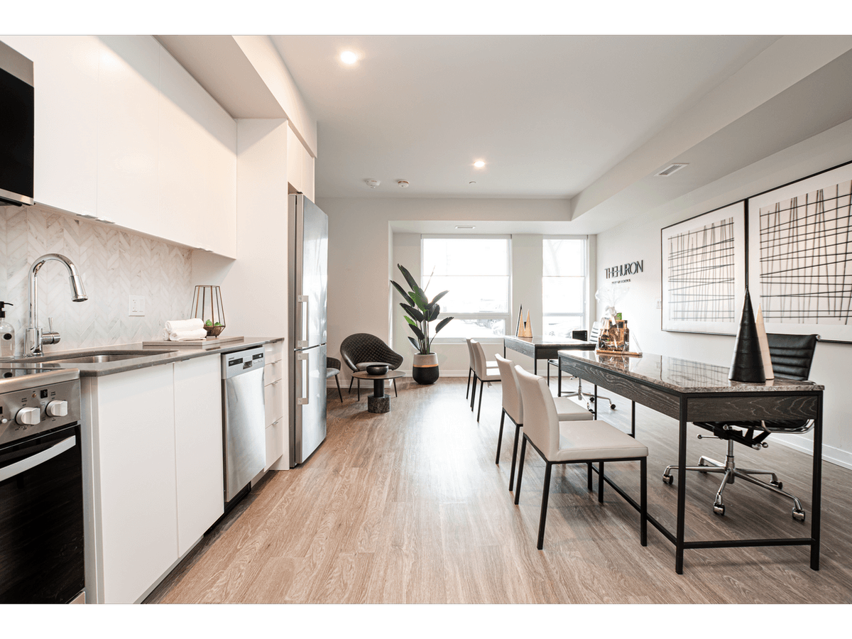 2475 Hurontario Street — 1 Bedroom - Photo 3
