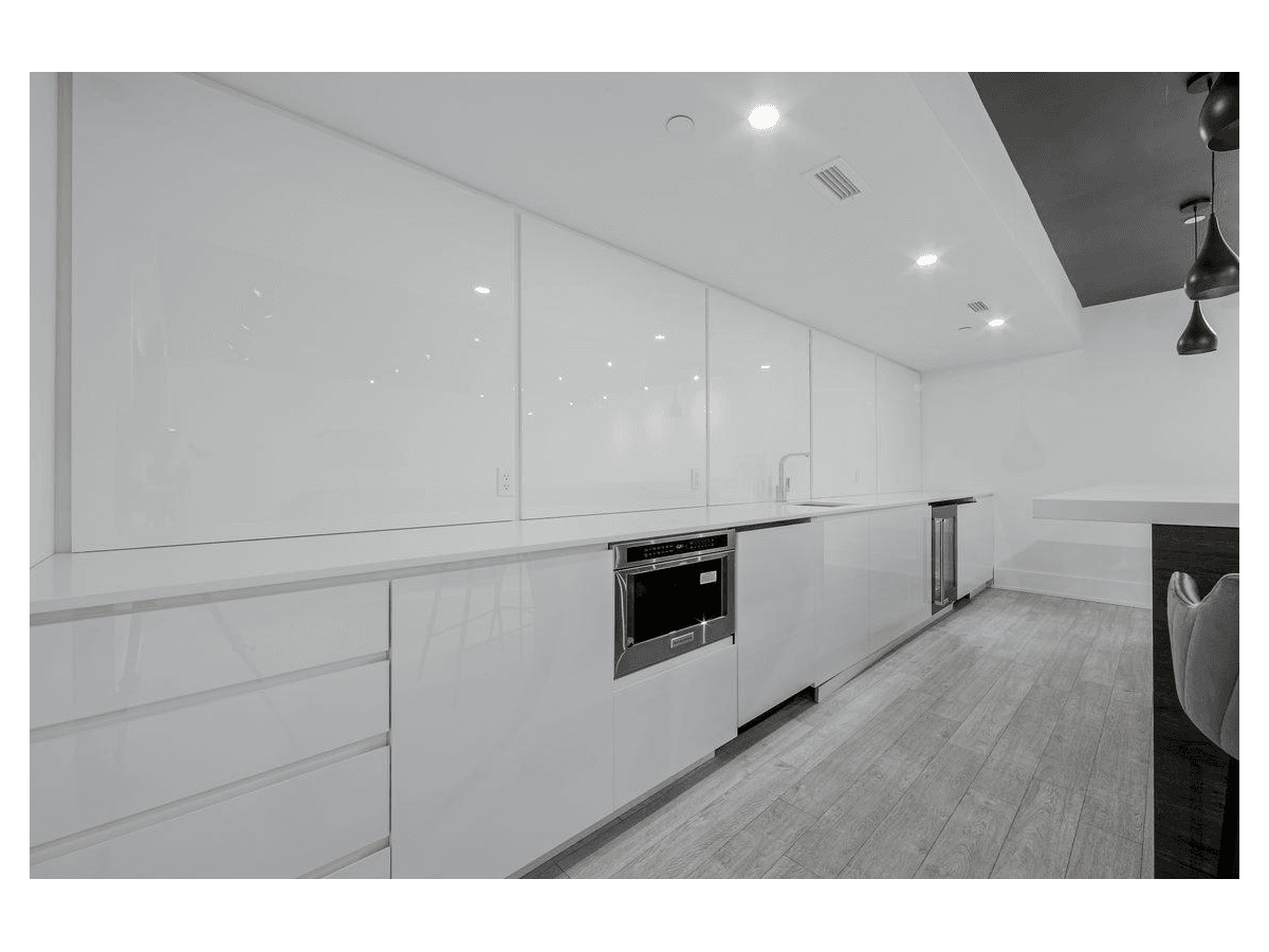 2475 Hurontario Street — 1 Bedroom - Photo 18