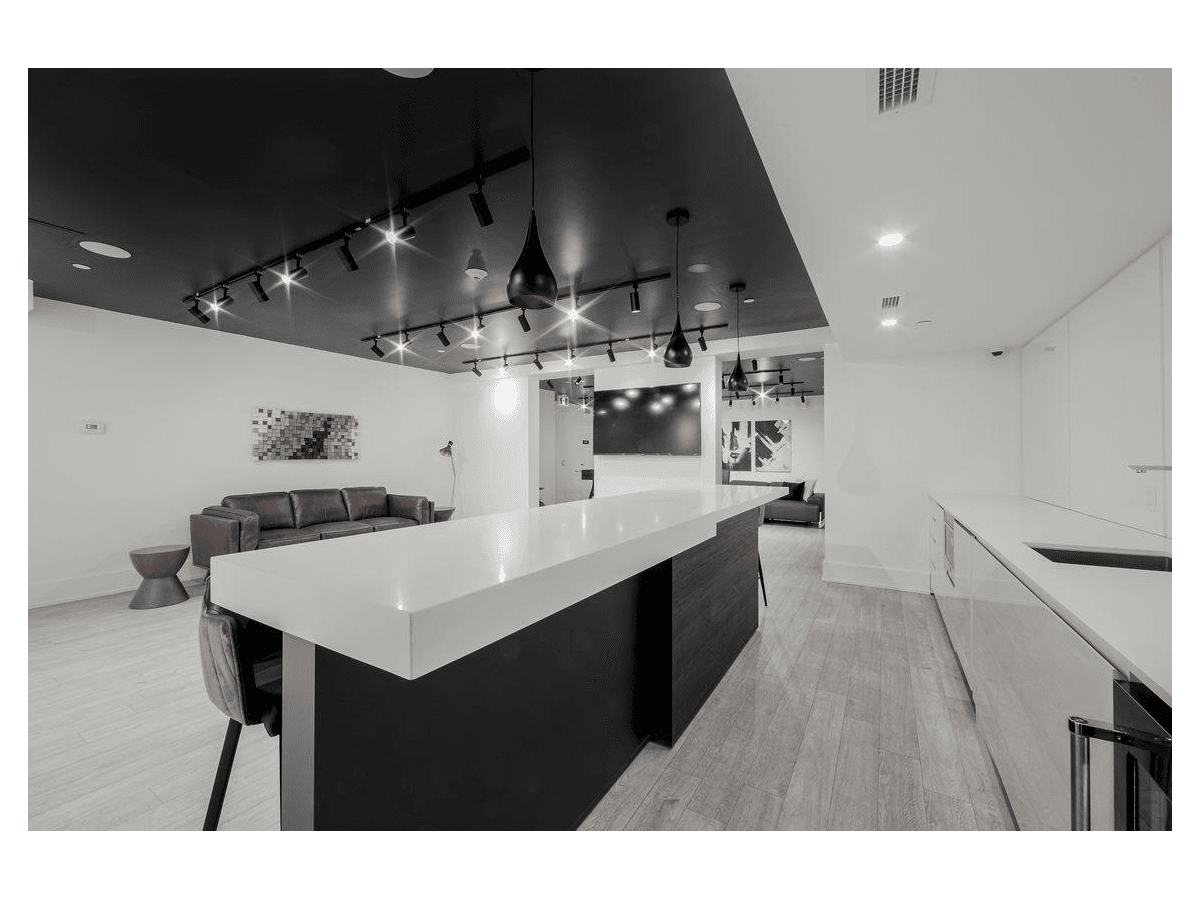 2475 Hurontario Street — 1 Bedroom - Photo 21