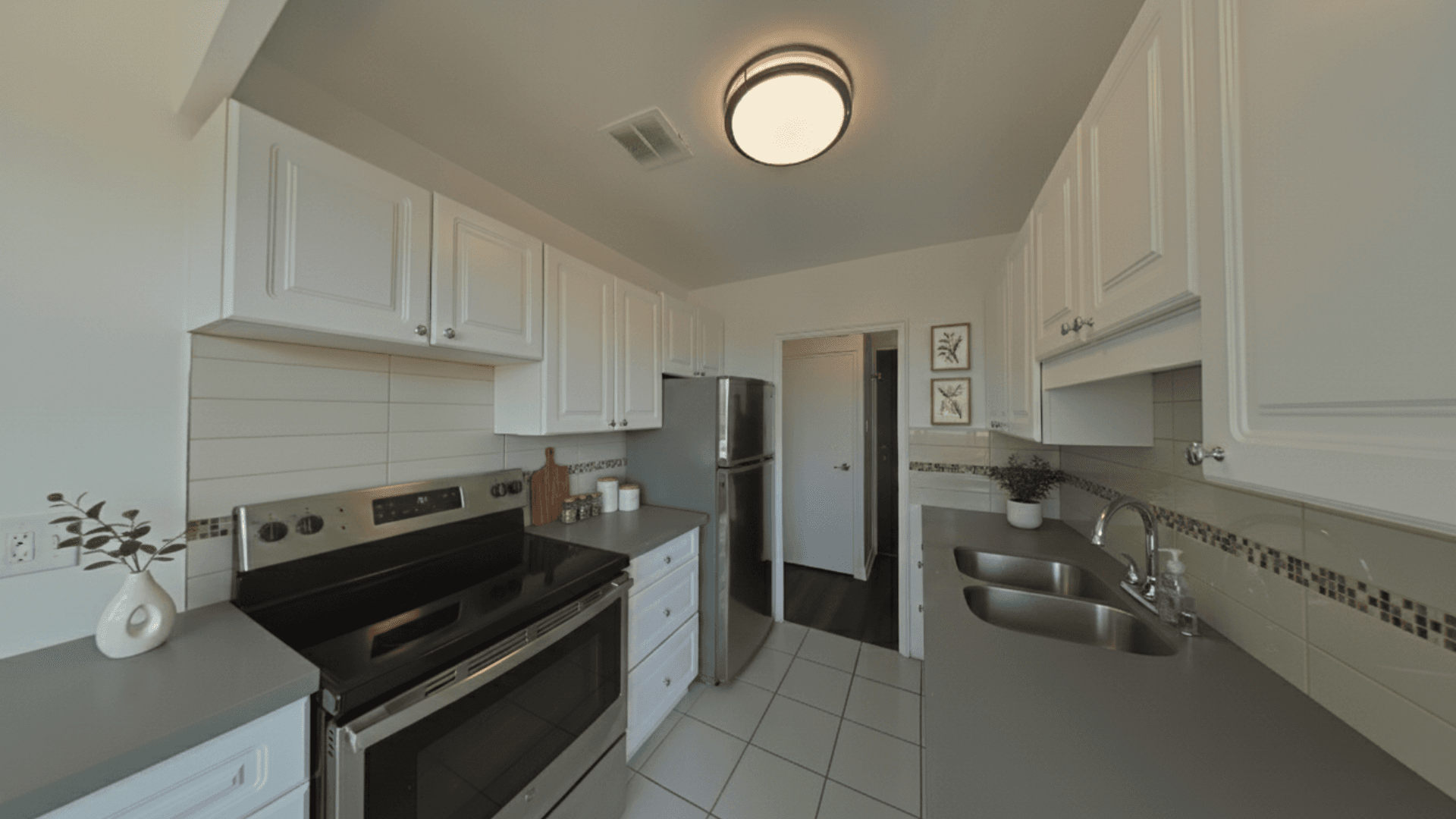2-6 The Donway East — 2 Bedroom - Photo 2