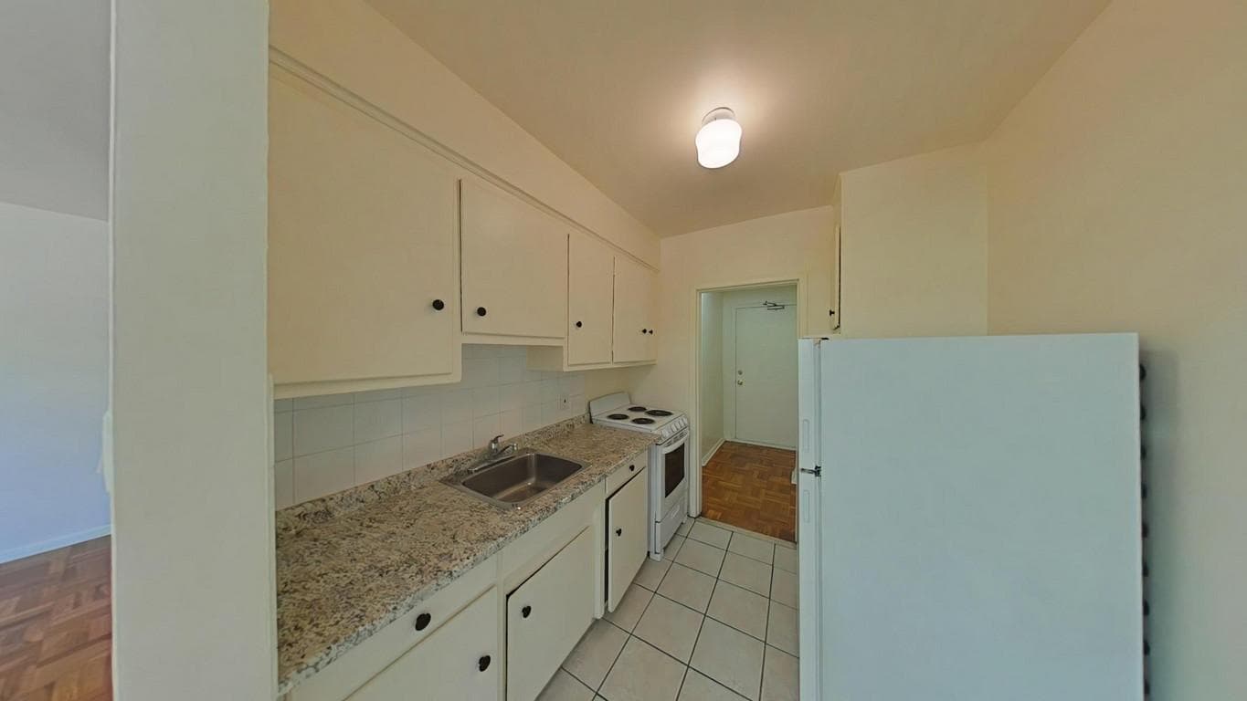 1589–1607 Victoria Park Ave — 1 Bedroom - Photo 2
