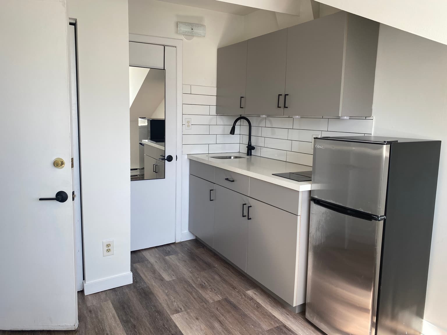 229 Carlton Street — Junior 1 Bedroom - Photo 6