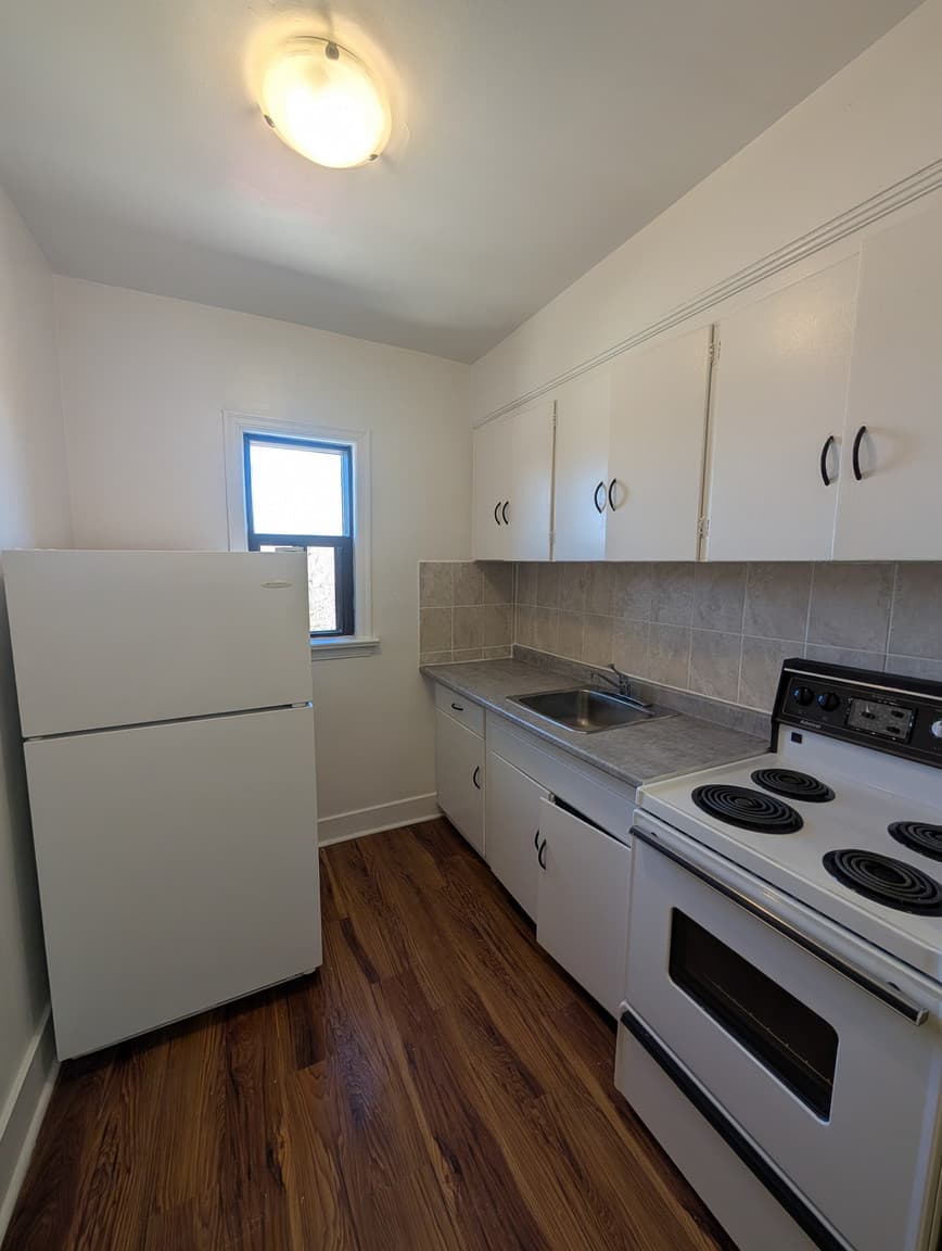2532 Lake Shore Boulevard West — Bachelor - Photo 2
