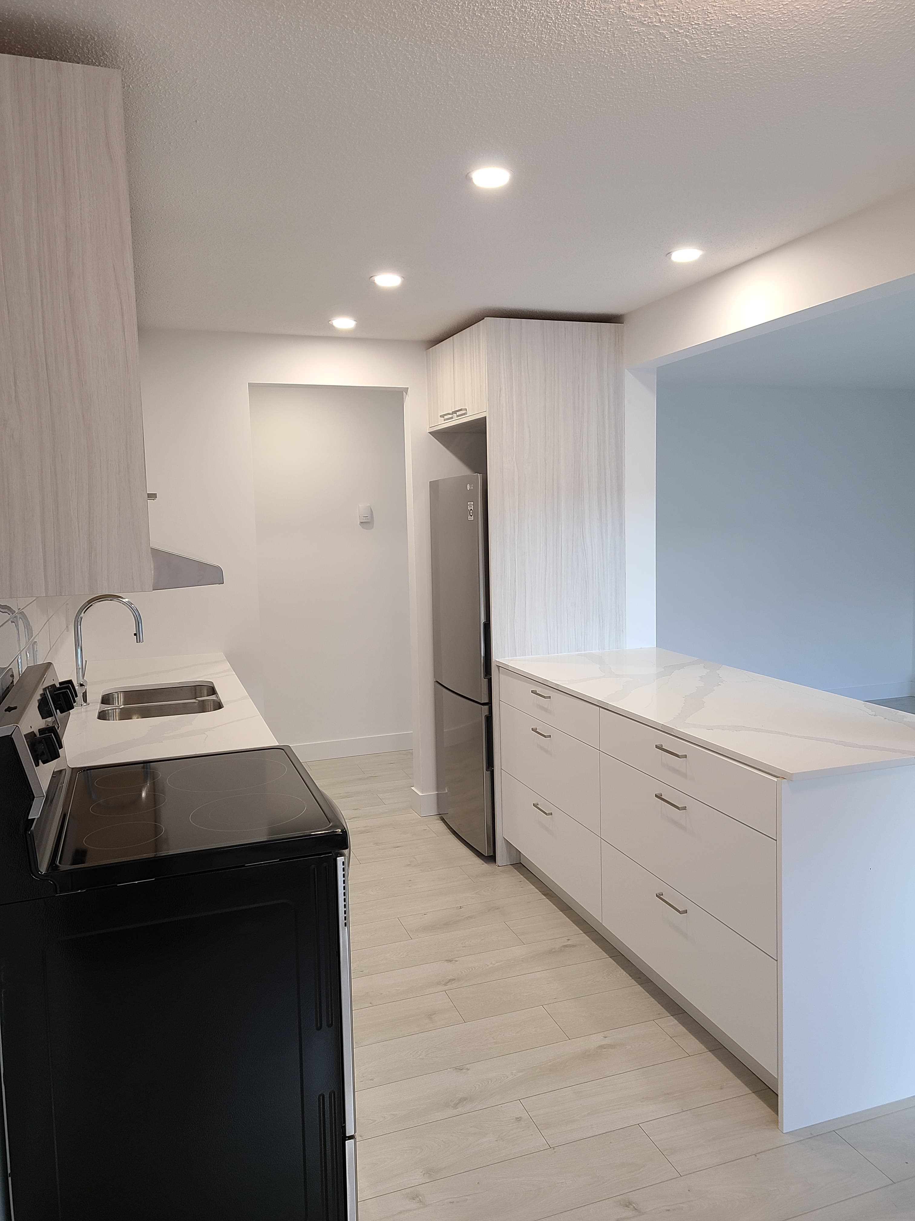 Spacious 3-Bedroom Apartment in Central Lynn Valley Private Patio - Photo 2