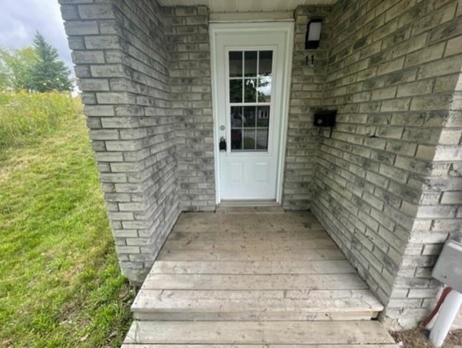 3 Bedroom 2 Baths Gorgeous End Unit Townhouse - Photo 2