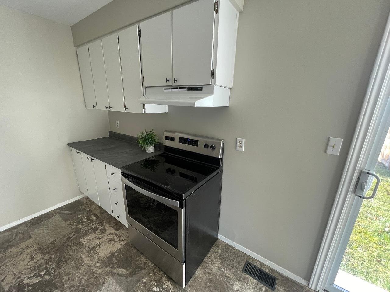 3 Bedroom 2 Baths Gorgeous End Unit Townhouse - Photo 8