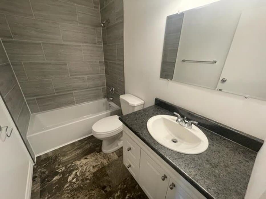 3 Bedroom 2 Baths Gorgeous End Unit Townhouse - Photo 16