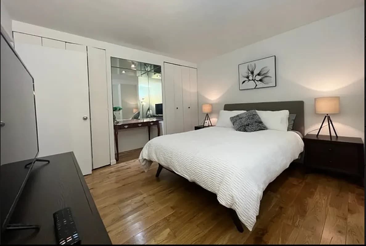 Large One Bedroom Unit in Toronto - Photo 2