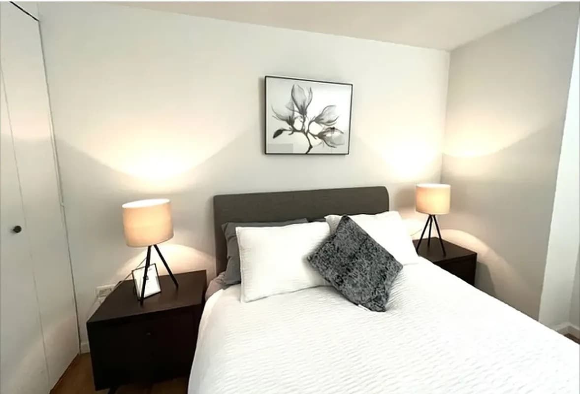 Large One Bedroom Unit in Toronto - Photo 3