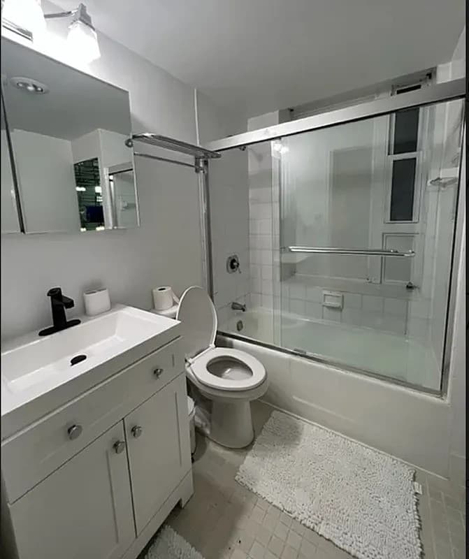 Large One Bedroom Unit in Toronto - Photo 4