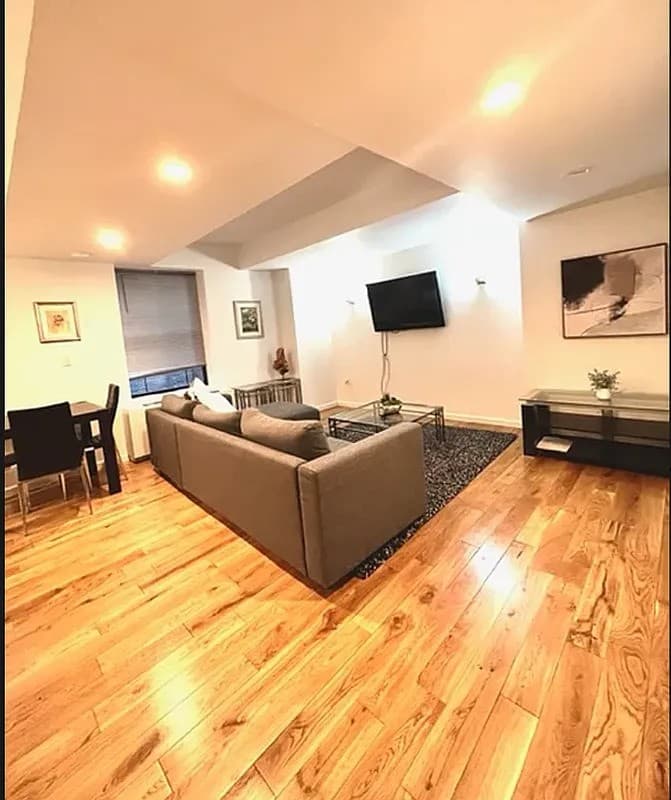 Large One Bedroom Unit in Toronto - Photo 5