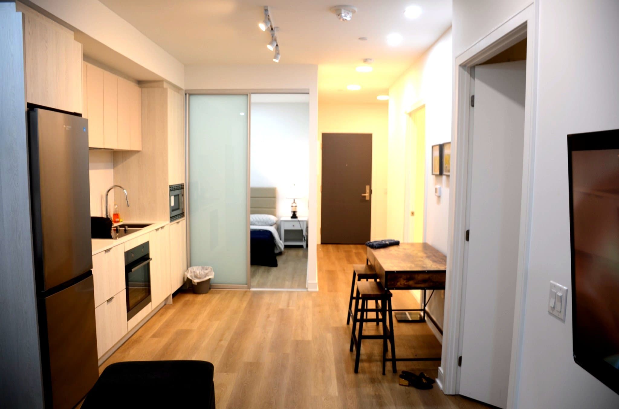 Beautiful Furnished 2 Bed, 2 Bath Condo — 86 Dundas St E, Mississauga (Artform Condos) - Photo 2