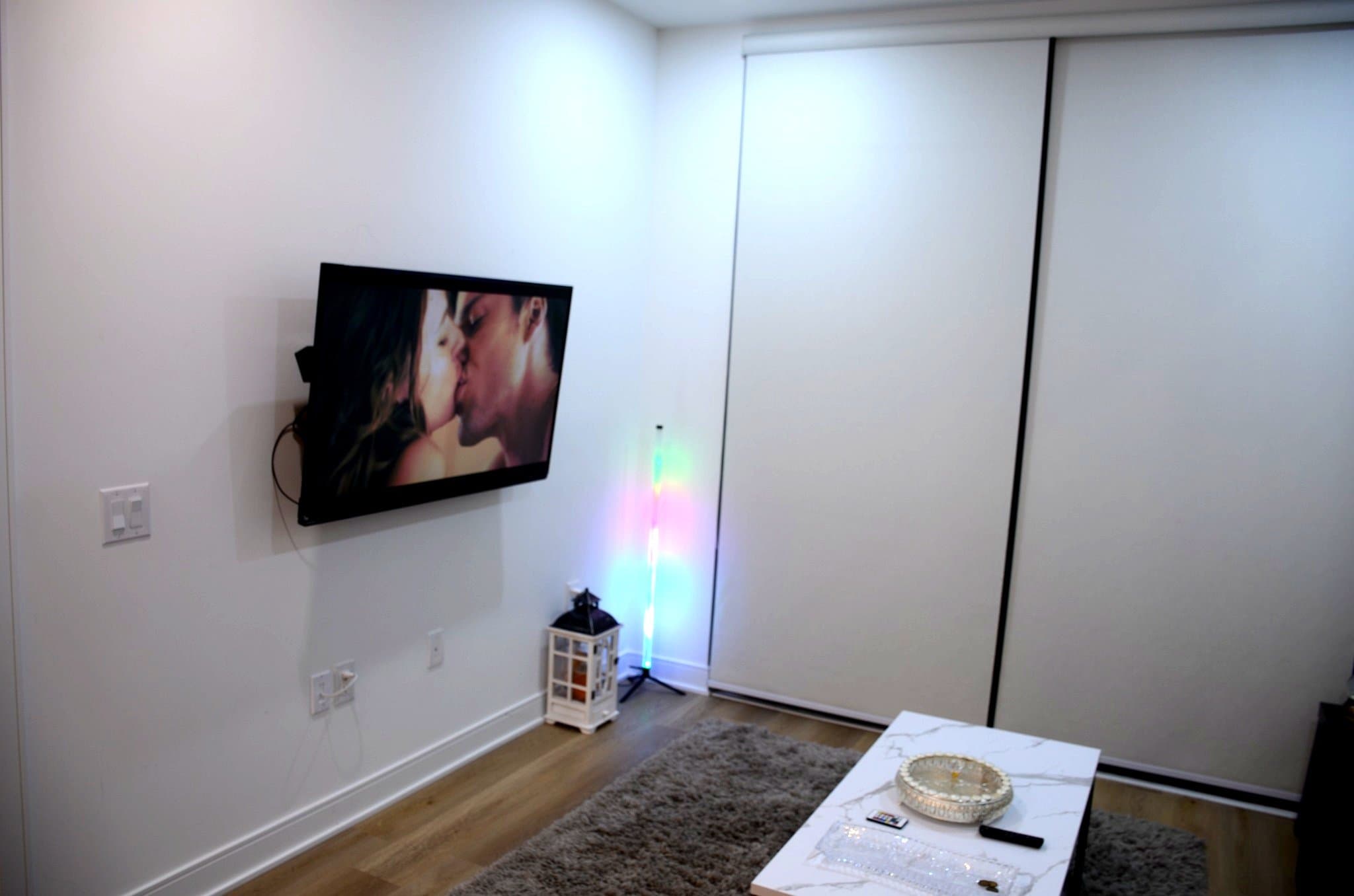 Beautiful Furnished 2 Bed, 2 Bath Condo — 86 Dundas St E, Mississauga (Artform Condos) - Photo 3